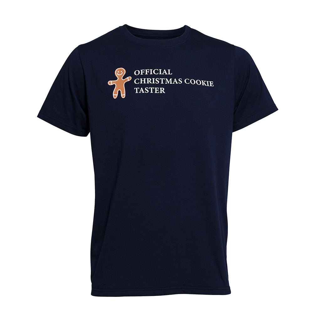 Eine Frau trägt ein schwarzes T-Shirt mit einem Tortenmann darauf.